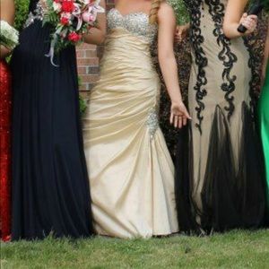 Perfect gold classy prom dress!